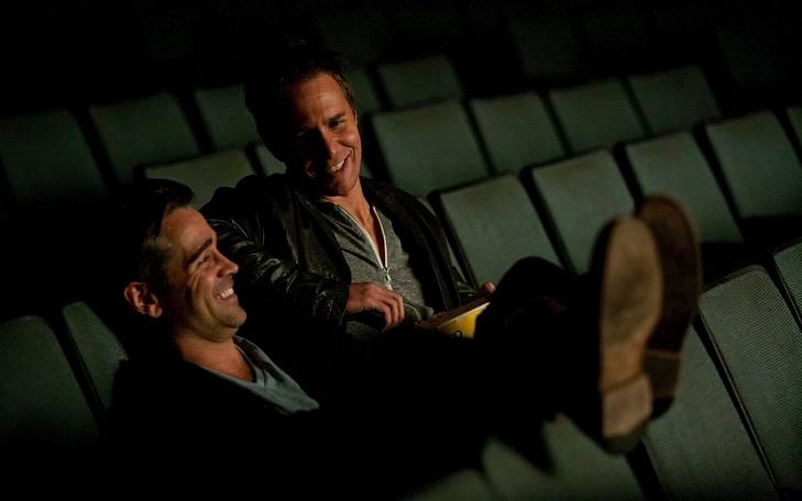 Кадр из фильма «Семь психопатов», два мужчины сидят в пустом кинозале на соседних креслах и смеются