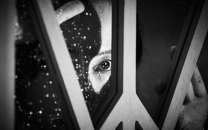 Кадр и фильма «В паутине», девушка смотрит через окно