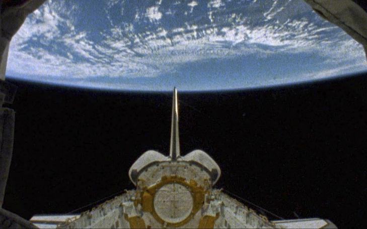 Кадр из фильма «Далекая синяя высь»,  космический корабль летит в космосе на фоне земли