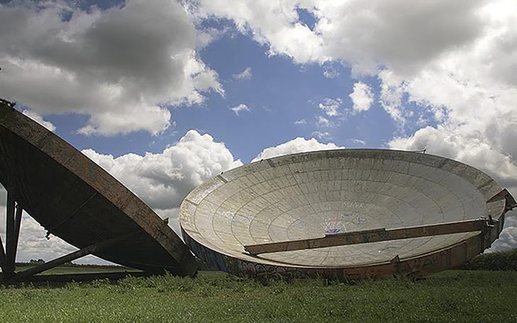 Кадр из фильма «Реликт. Квадрилогия», две огромные бетонные тарелки в поле
