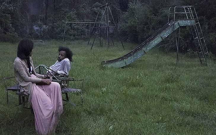 Кадр из фильма «Крошки», мужчина и женщина сидят посреди заброшенной детской площадки