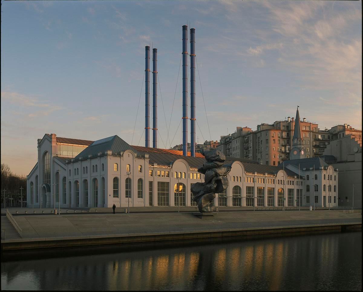 Титульное изображение для страницы события: фотография здания ГЭС-2 на закате