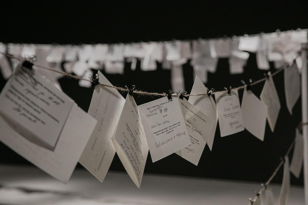 Титульное изображение для страницы события: письма висят на веревке на прищепках на черном фоне