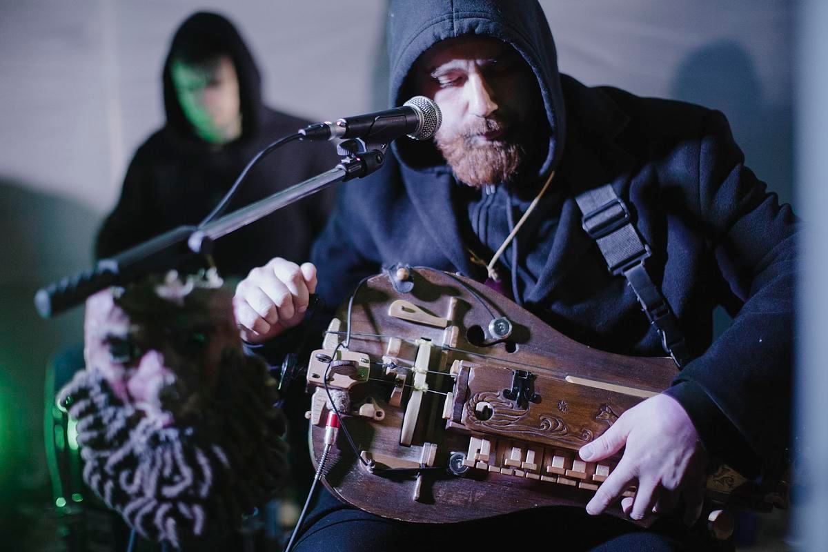 Титульное изображение для страницы события: фотография музыканта с кастомным инструментом