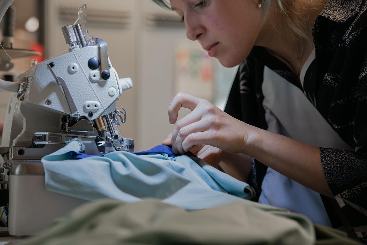 Титульное изображение для страницы события: женщина за швейной машинкой