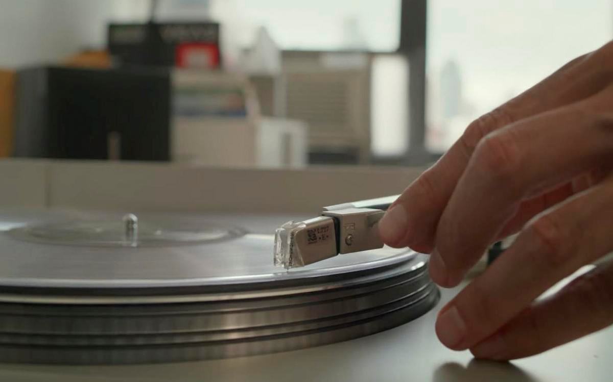 Титульное изображение для страницы события: кадр из фильма «32 звука», пальцы ставят иглу проигрывателя на пластинку