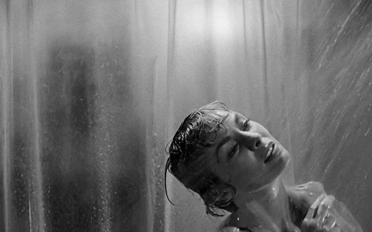 Титульное изображение для страницы события: кадр из фильма «Меня зовут Альфред Хичкок», женщина моется в душе, за занавеской фигура человека