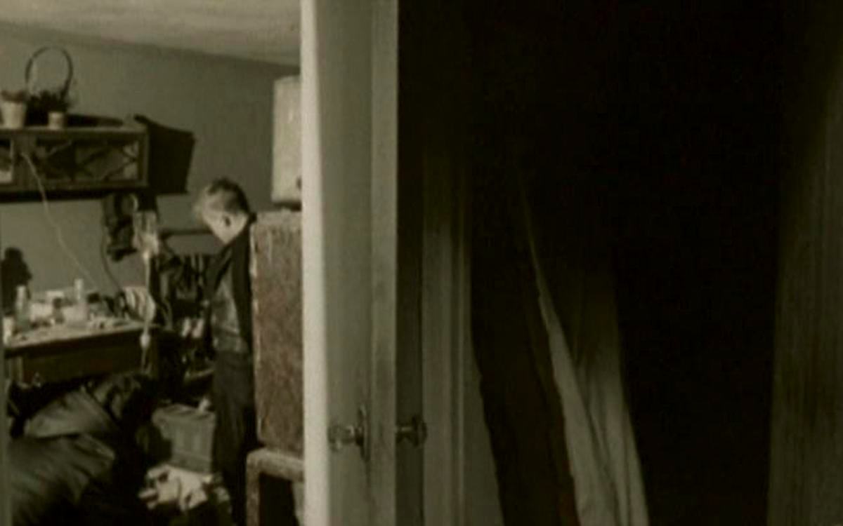 Титульное изображение для страницы события: кадр из фильма «Круг второй», мужчина стоит в комнате за приоткрытой дверью