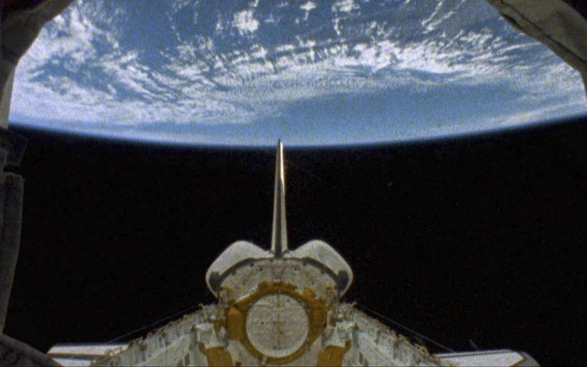Титульное изображение для страницы события: кадр из фильма «Далекая синяя высь»,  космический корабль летит в космосе на фоне земли