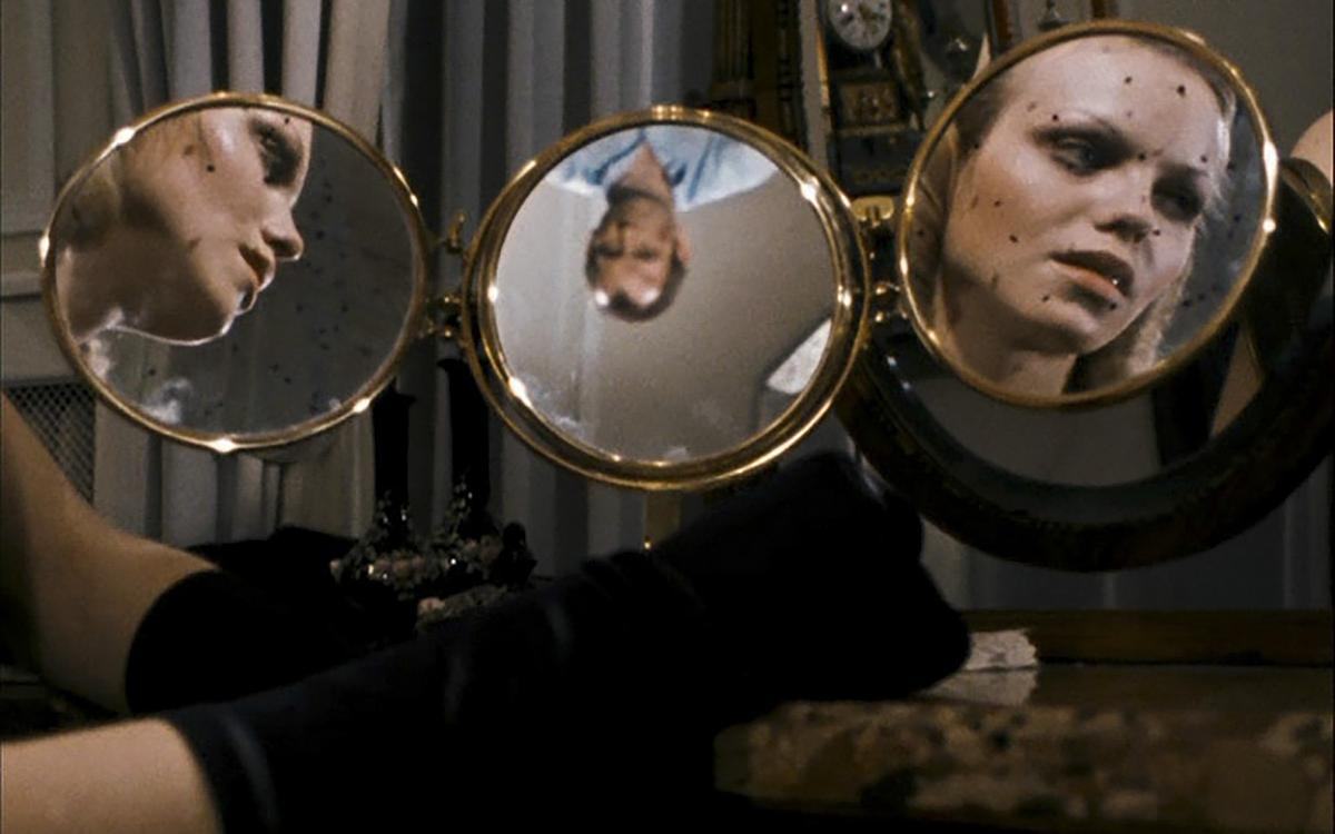 Титульное изображение для страницы события: кадр из фильма «Мир на проводе», три круглых зеркала, в двух отражается женщина, в одном - мужчина