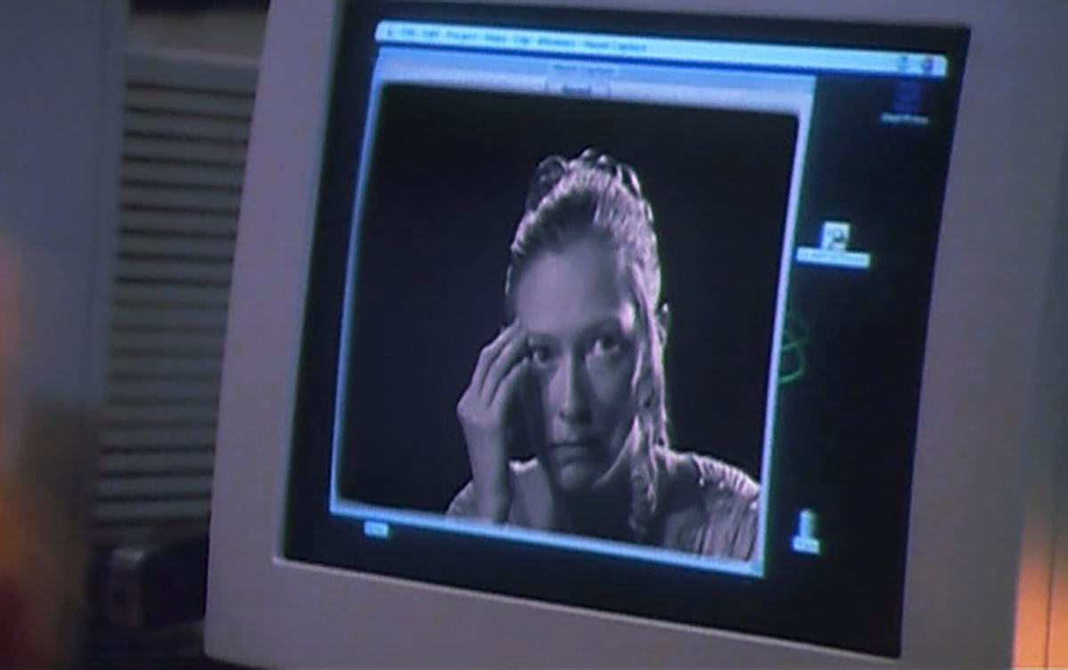 Титульное изображение для страницы события: кадр из фильма «Зачатие Ады», монитор старого компьютера, на нем открыто окно с изображением девушки, держащей руку у лица