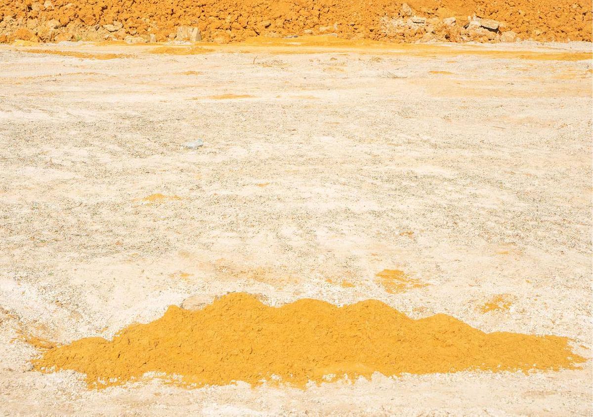 Титульное изображение для страницы события: белый песок на желтой земле