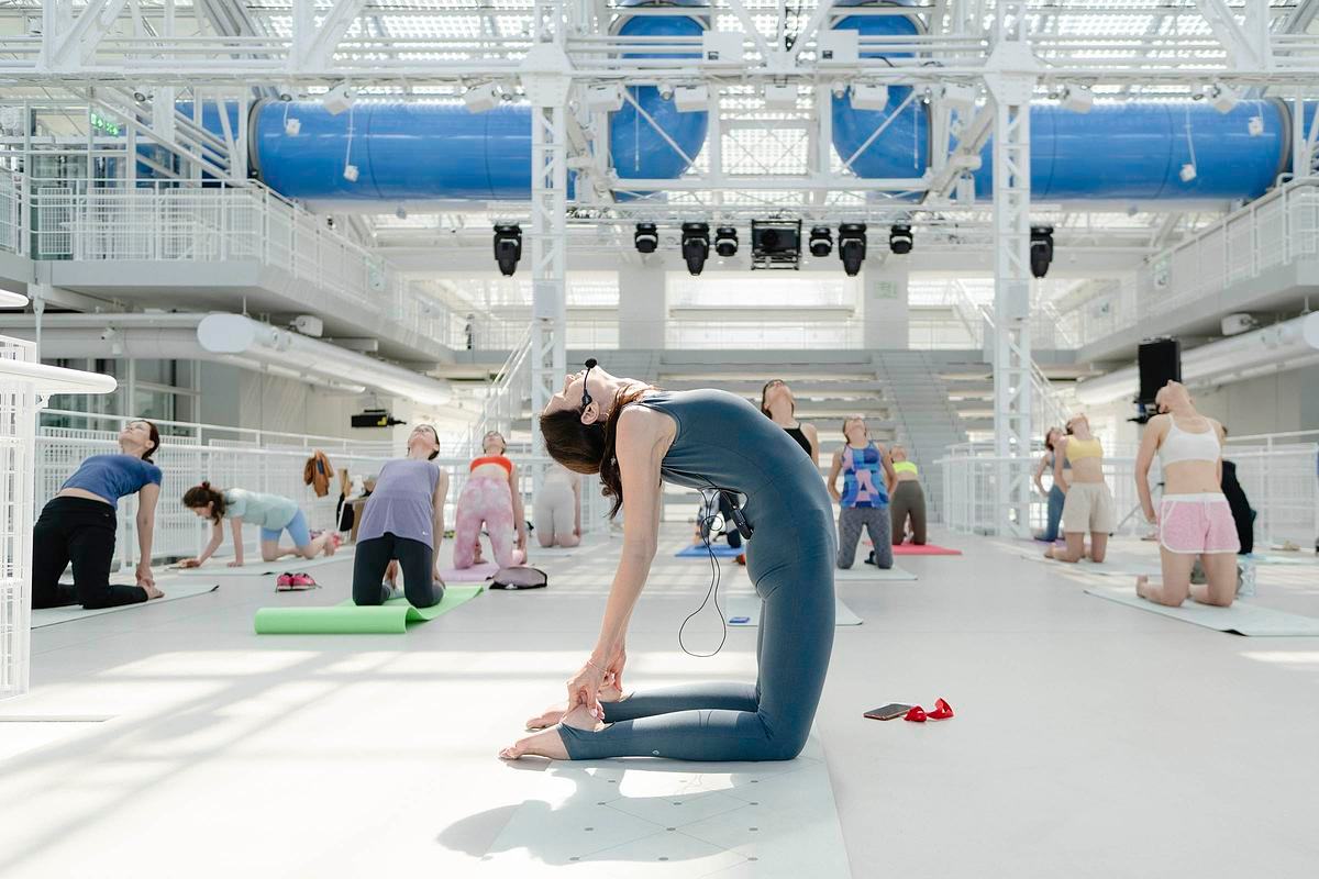 Титульное изображение для страницы события: фотография занятия по йоге на платформе ГЭС-2