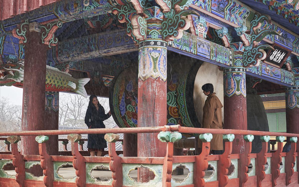 Титульное изображение для страницы события: кадр из фильма «Решение уйти», мужчина и женщина в буддистском храме
