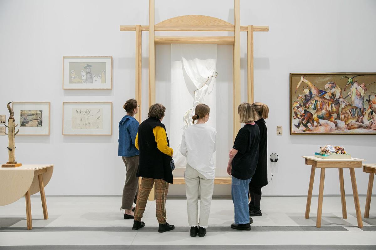 Титульное изображение для страницы события: фотография экскурсионной группы перед произведением искусства в музее
