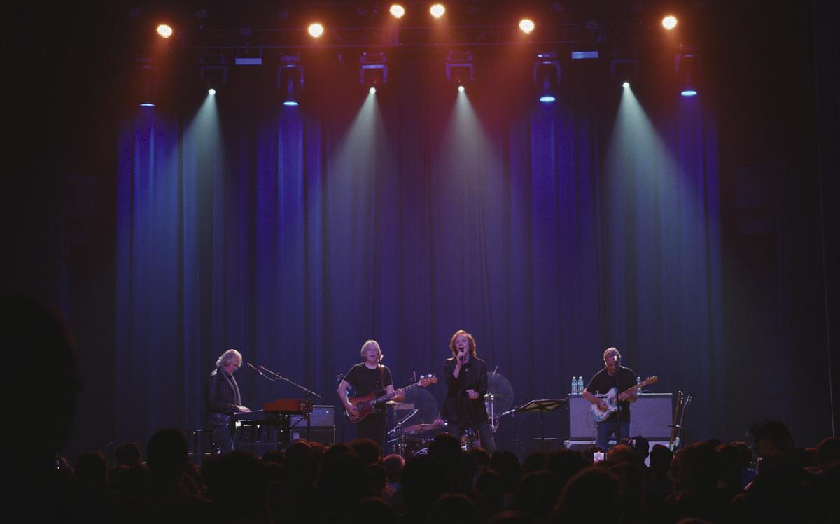 Титульное изображение для страницы события: кадр из фильма «The Zombies: Одержимые мечтой», рок-группа выступает на сцене перед зрителями
