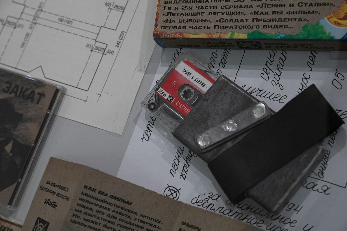 Титульное изображение для страницы события: кассета для диктофона лежит на столе с вырезками газет и листами с записями