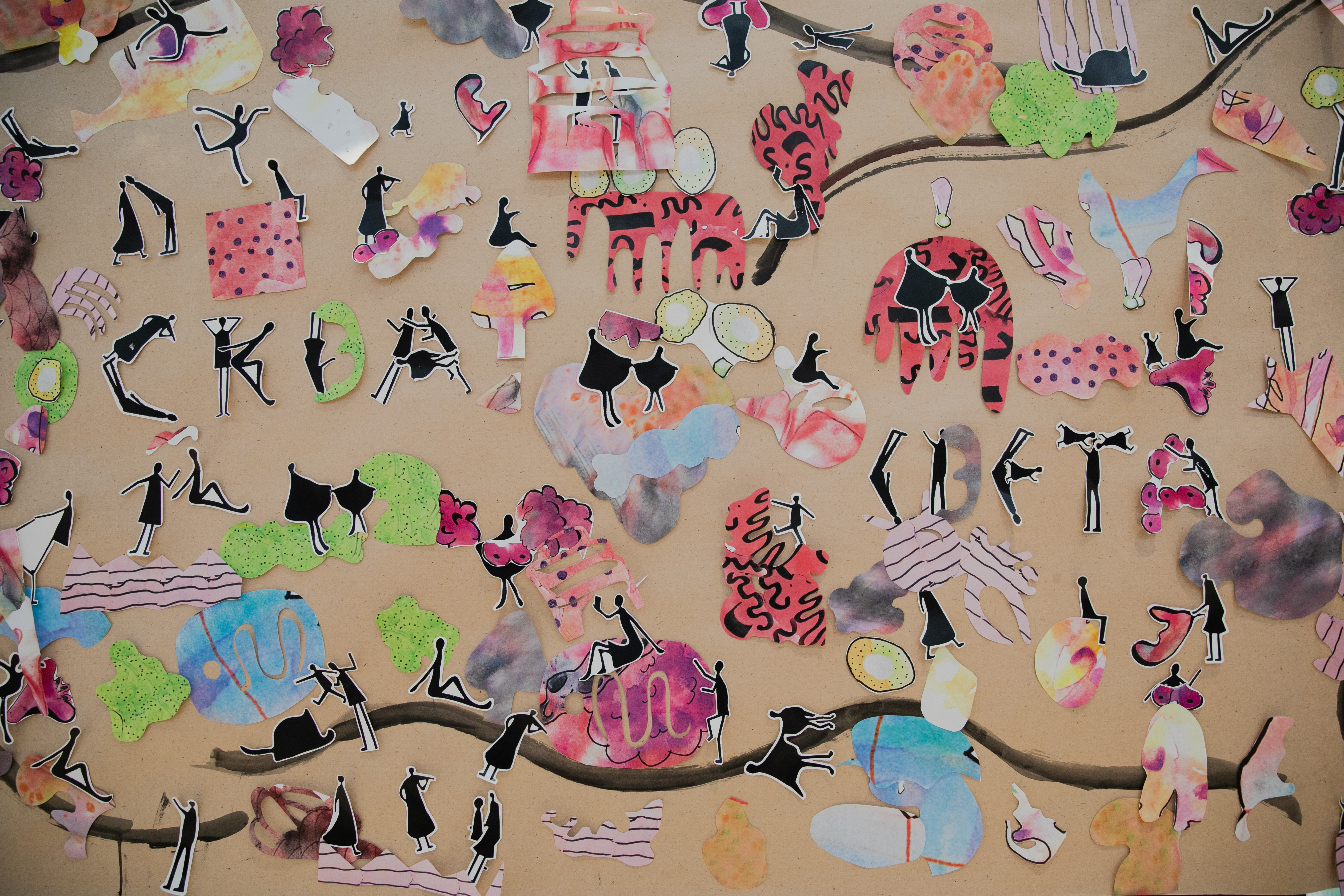 Коллаж крупным планом с черными человеческими фигурами и розовыми слонами