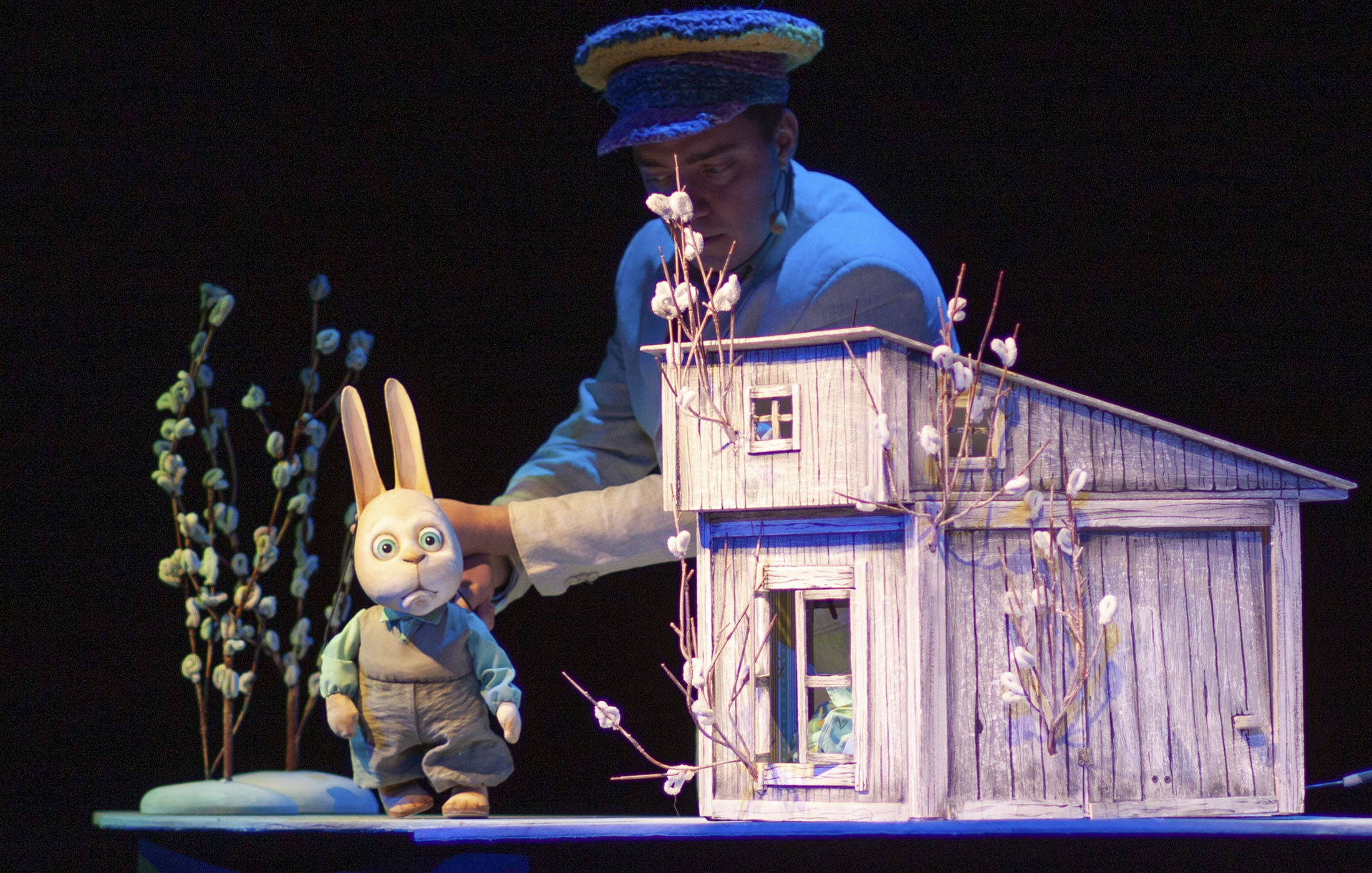 Фото спектакля, мужчина управляет кукольным кроликом