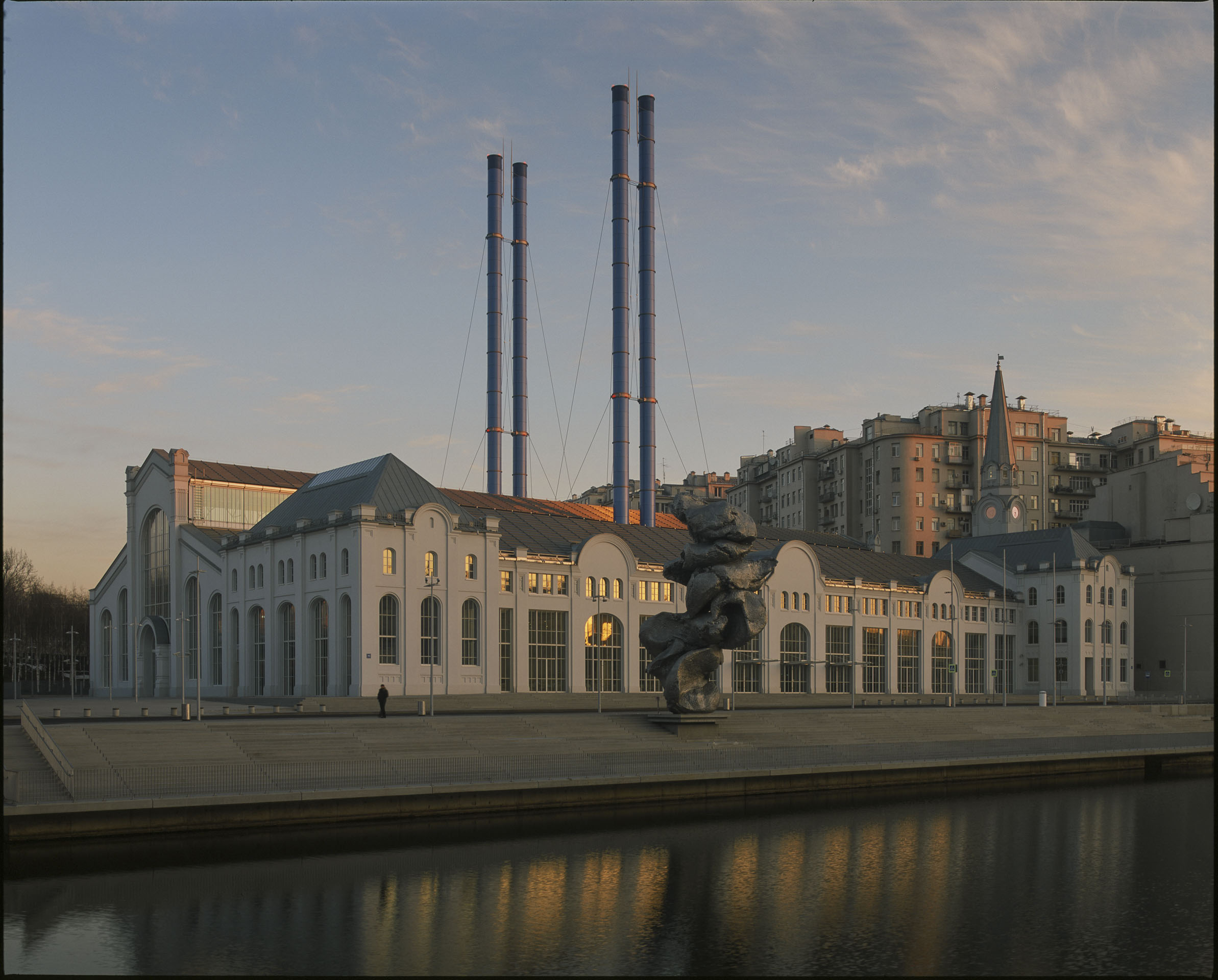 Фотография здания ГЭС-2 на закате
