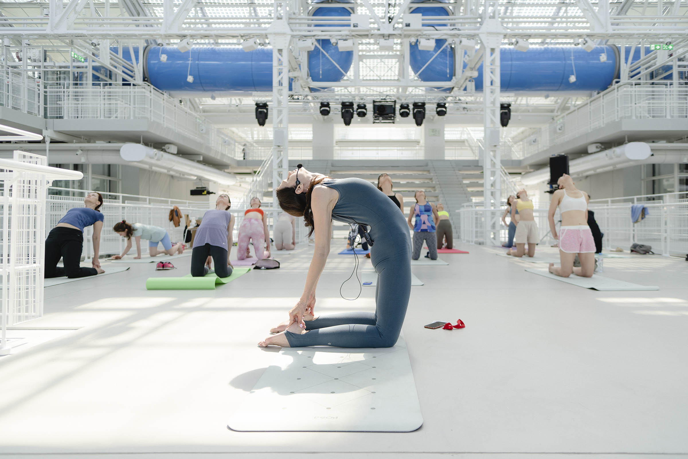 фотография занятия по йоге на платформе <nobr><nobr><nobr><nobr>ГЭС-2</nobr></nobr></nobr></nobr>