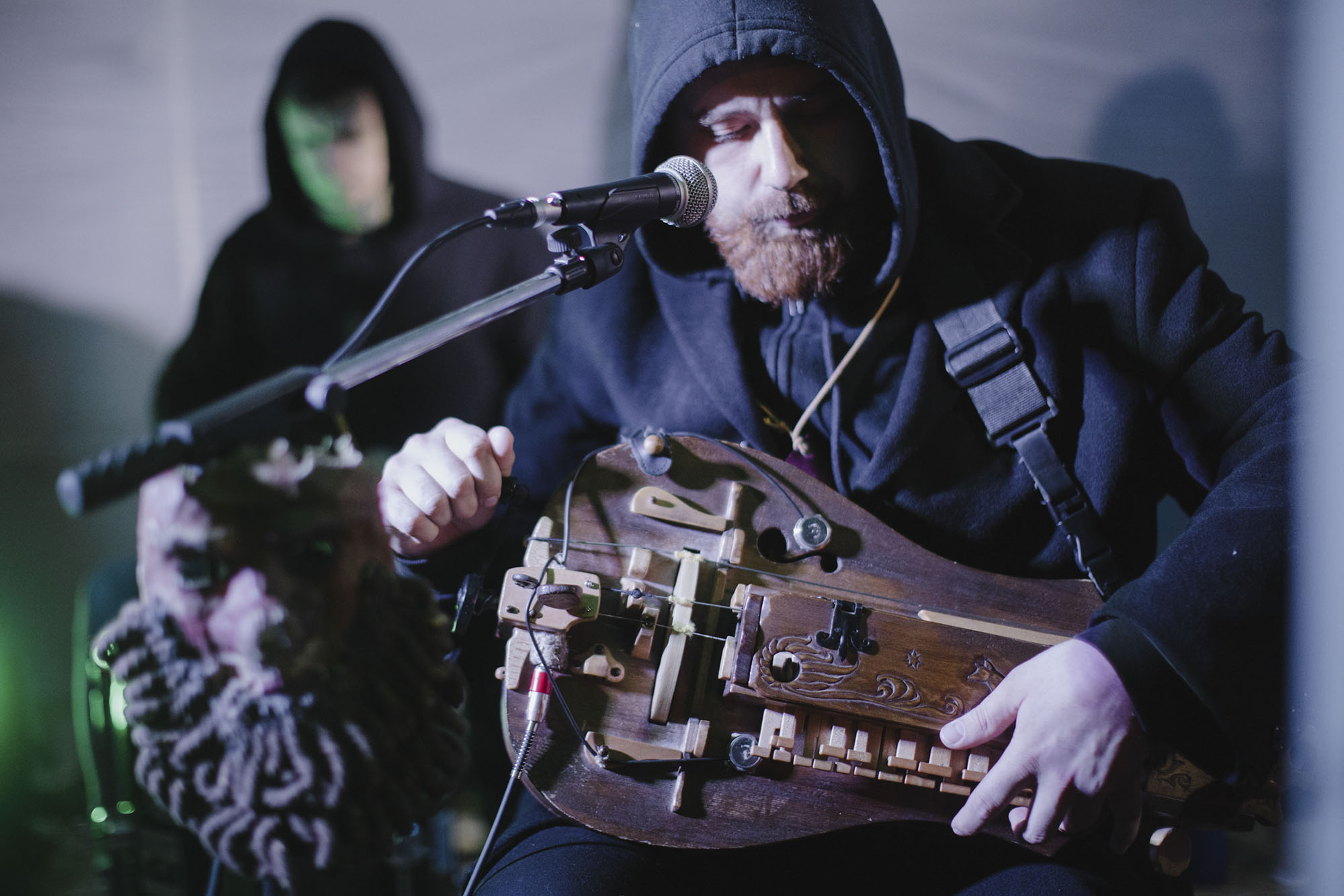 Фотография музыканта с кастомным инструментом
