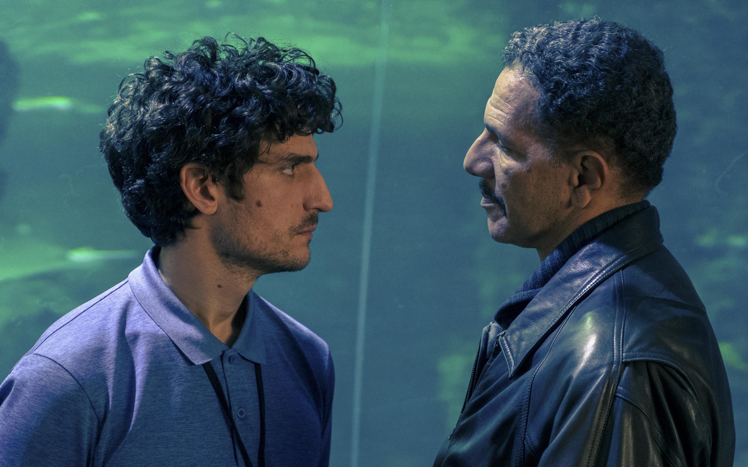 Кадр из фильма «По правилам и без», два мужчины смотрят друг другу в глаза
