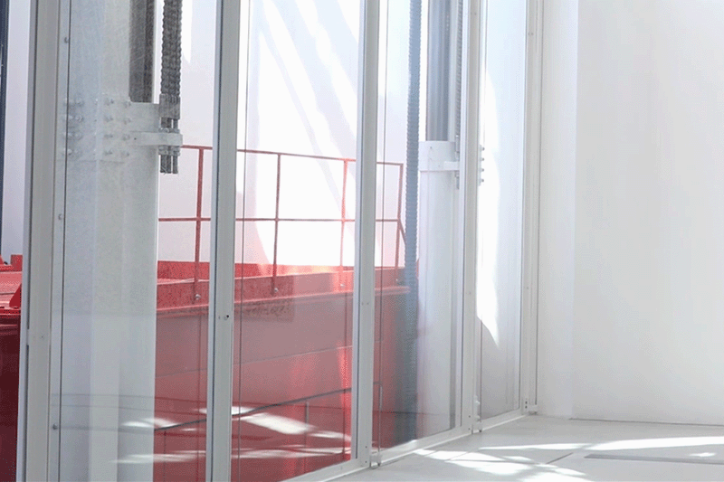 анимация опускающегося грузового лифта с прозрачными дверями