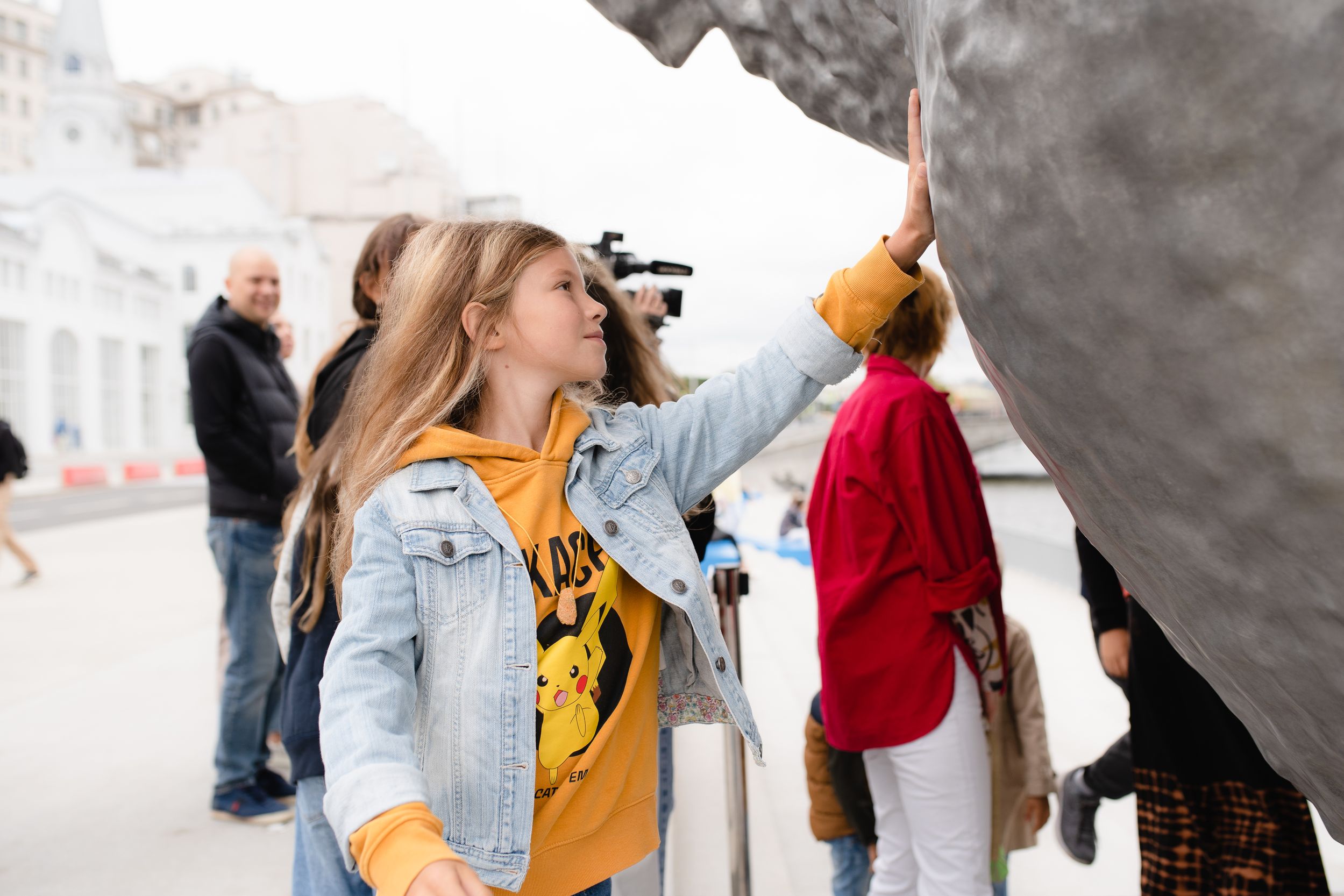 Девочка положила руку на скульптуру «Большая глина № 4» перед зданием <nobr>ГЭС-2</nobr>