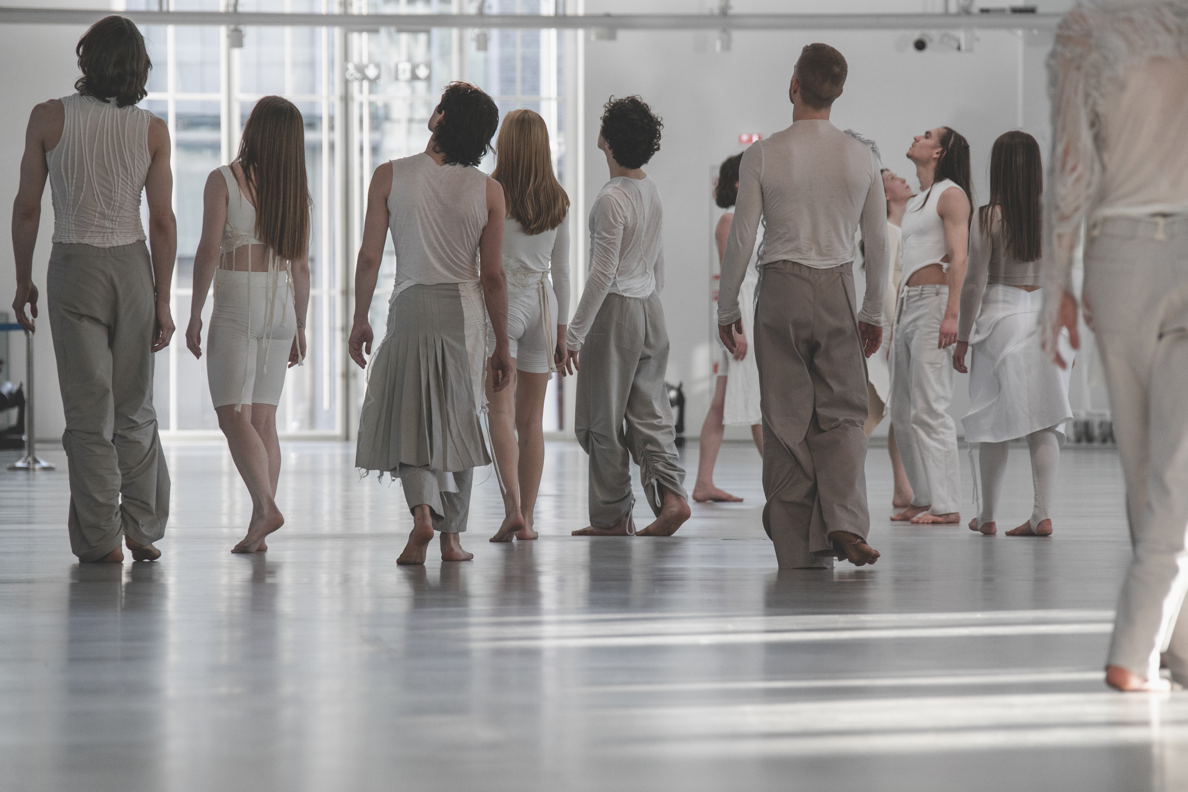 Фотография балета «Озеро», перформеры в белом в групповом танце