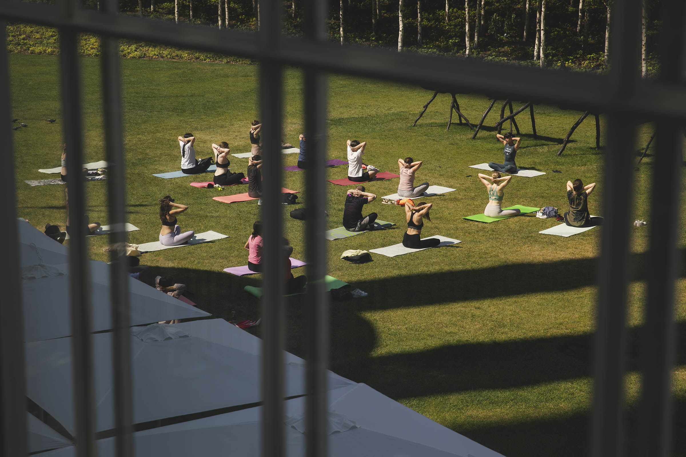 фотография занятия по йоге во дворе ГЭС-2
