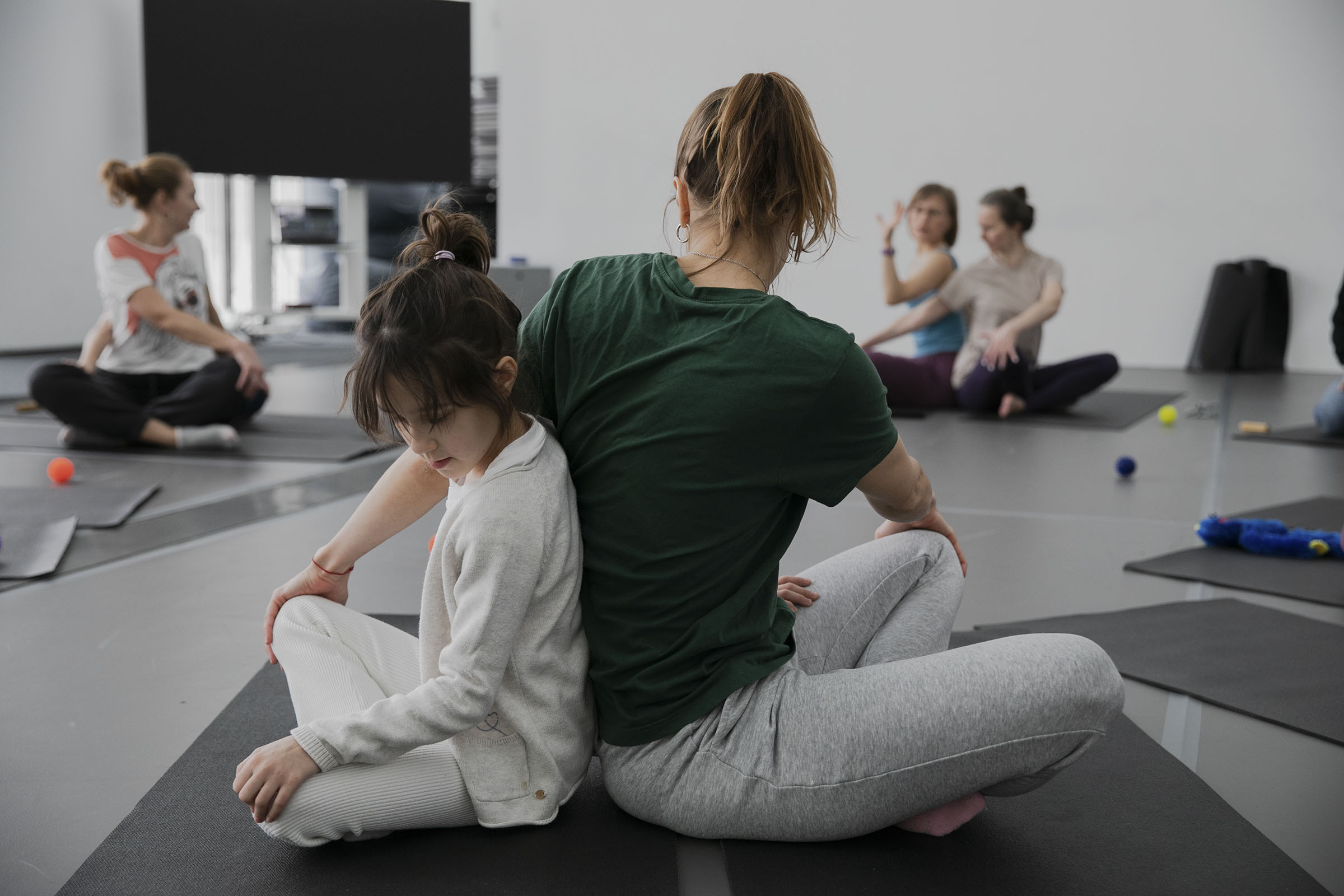 Фото занятия по семейной йоге