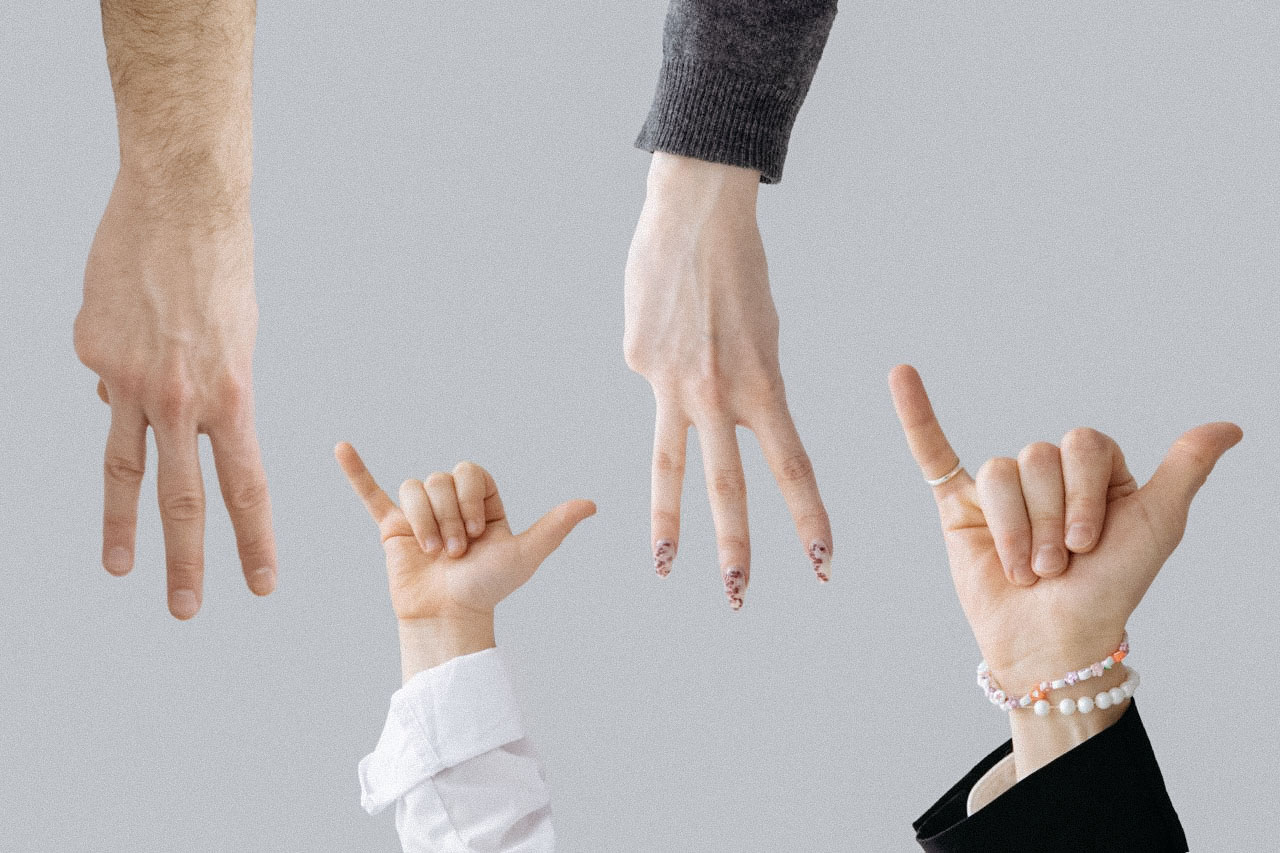 Коллаж с руками, показывающими «МУМУ» на русском жестовом языке